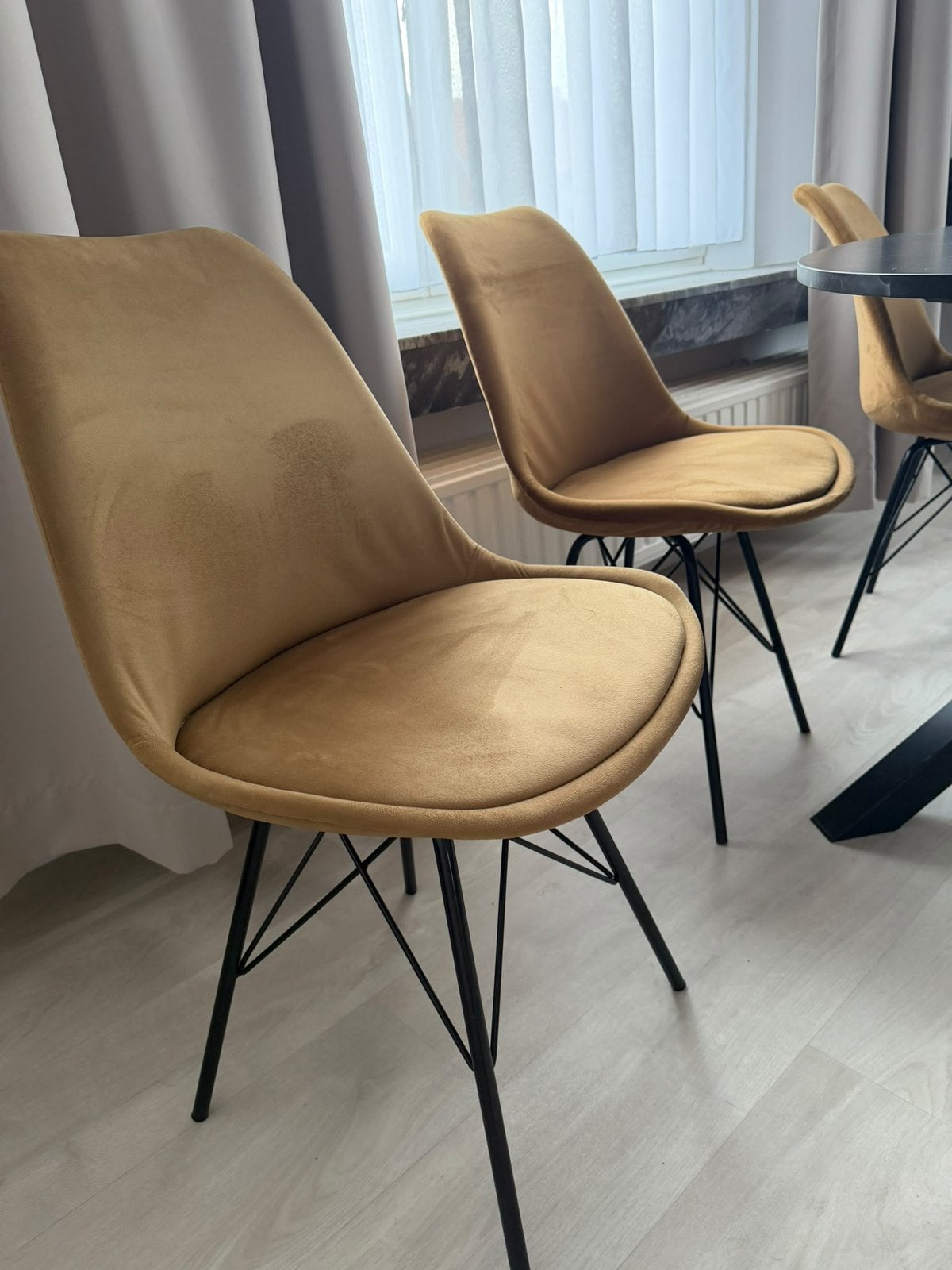 Eetkamerstoelen viga bruin velvet - 6 stuks, Ophalen, Zo goed als nieuw