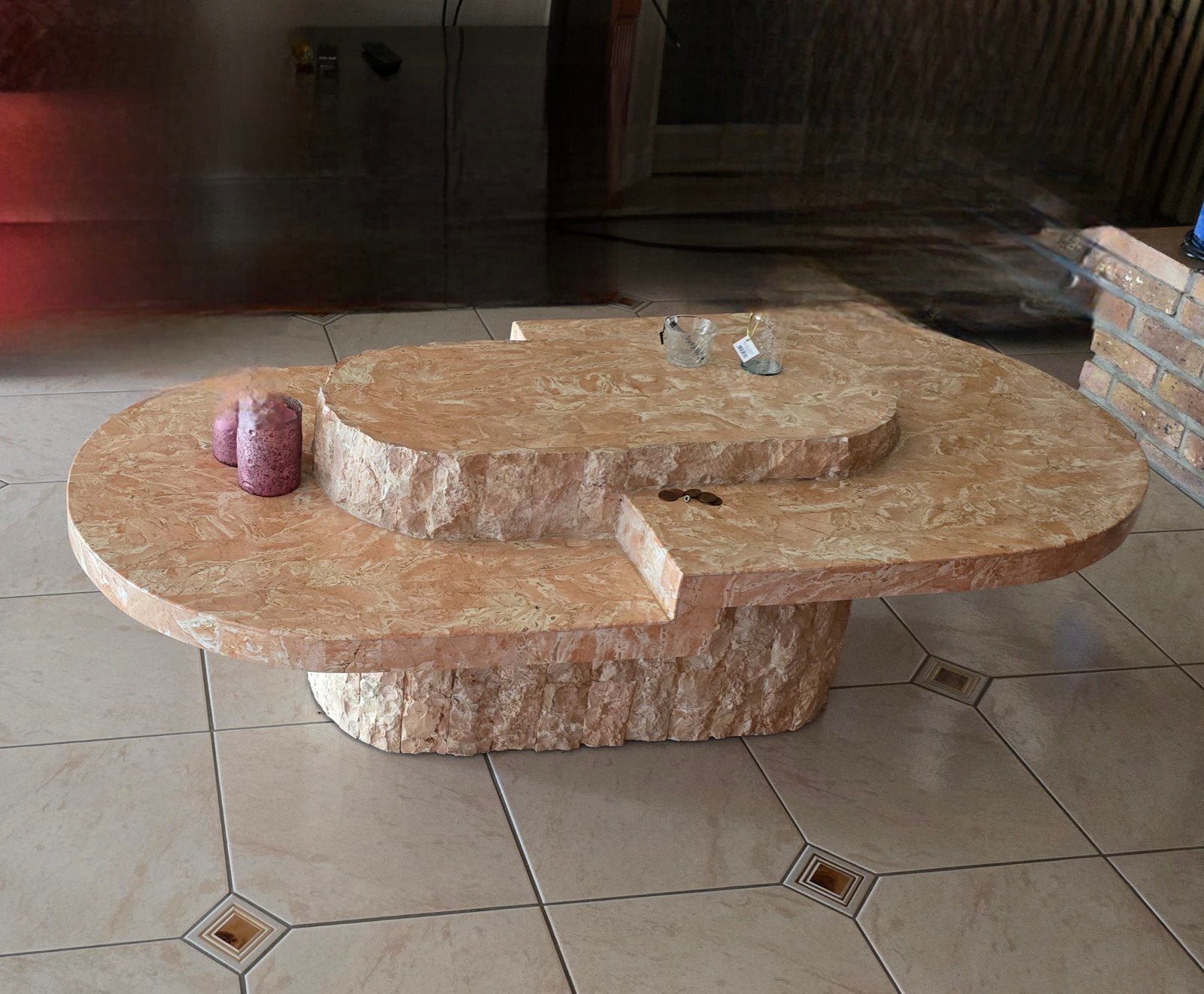 Marmeren salontafel + bijhorende lamp op marmeren zuil, Ophalen