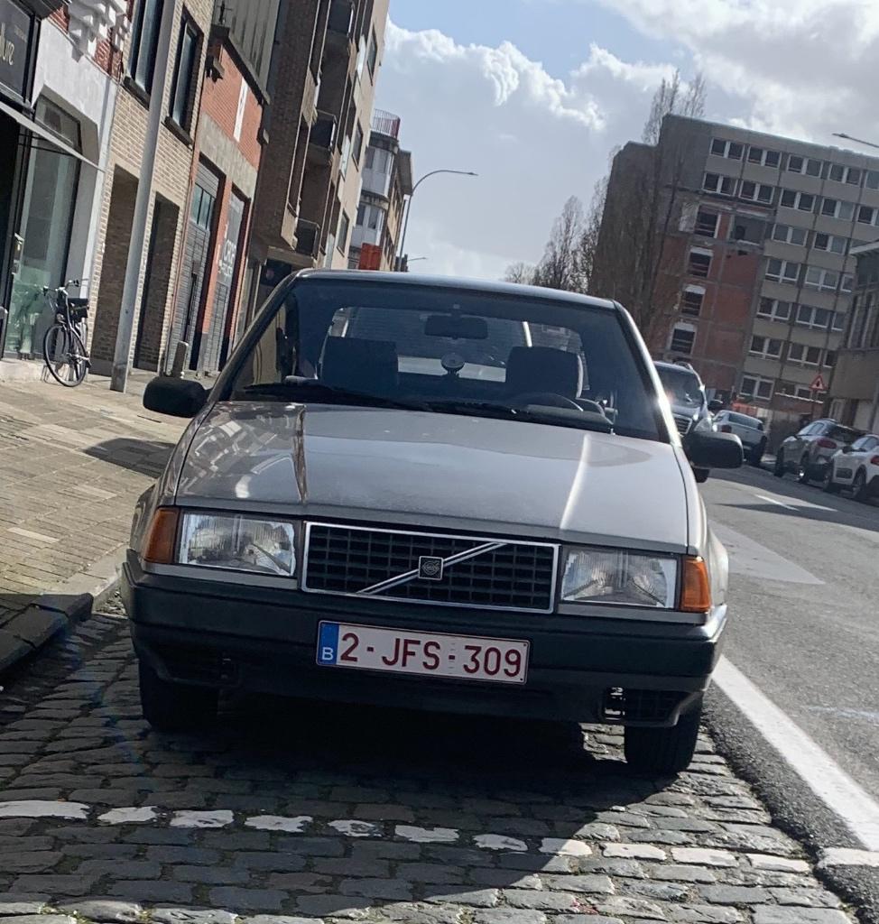 Volvo 440 (1988), Autos, Volvo, Particulier, Essence, 4 portes, Boîte manuelle, Argent ou Gris, Noir