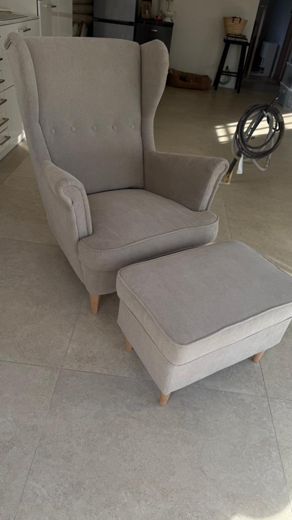 IKEA STRANDMON oorfauteuil + bijhorende poef te koop, Maison & Meubles, Fauteuils, Enlèvement, Comme neuf