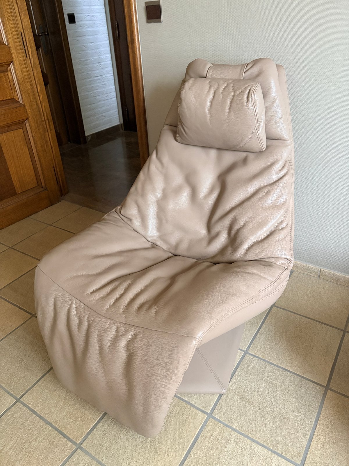 Taupe lederen draaistoel, Ophalen, Eenpersoons, Zo goed als nieuw, Minder dan 150 cm