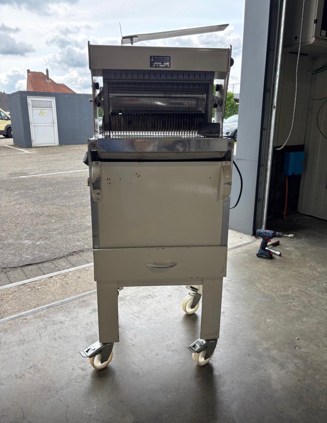 Broodsnijmachine VLB, Ophalen