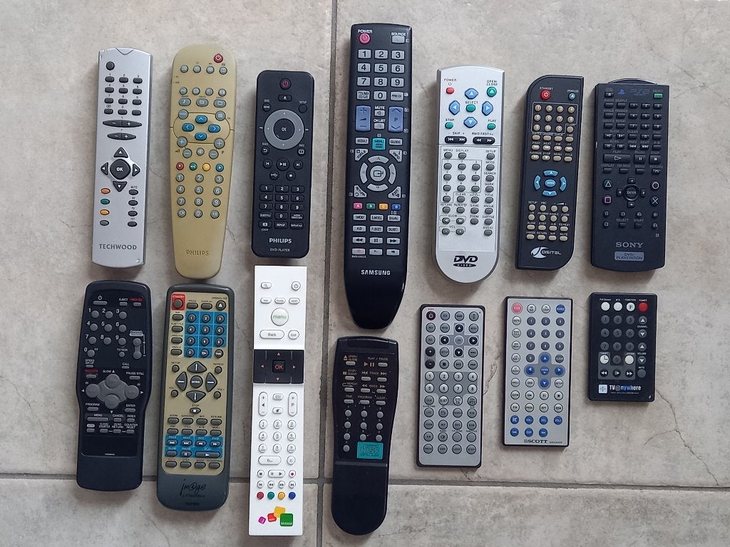 a vendre14 télécommandes TV vidéo DVD jeu et musique, Enlèvement ou Envoi, Utilisé, Originale, Console de jeu