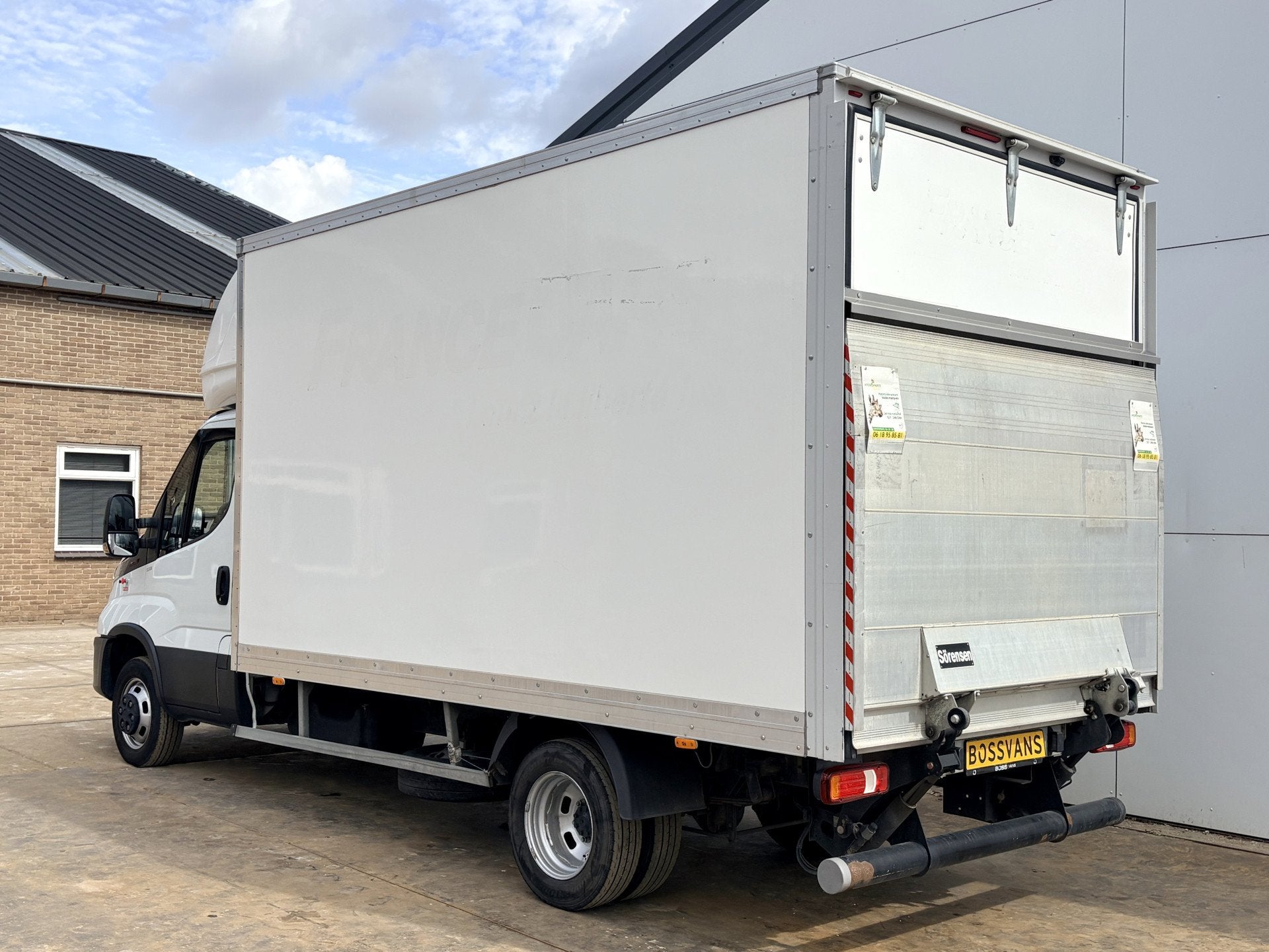 Iveco Daily 35C16 3.0 160PK Laadklep Zijdeur Camera Climate, Auto's, Gebruikt, Zwart, 4 cilinders, Iveco