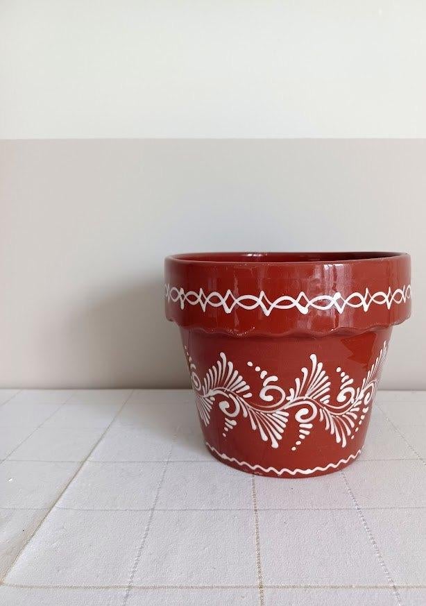Vintage boho terracotta met handgeschilderde details., Tuin en Terras, Bloempotten, Gebruikt, Terracotta, Binnen, Balkon, Minder dan 40 cm