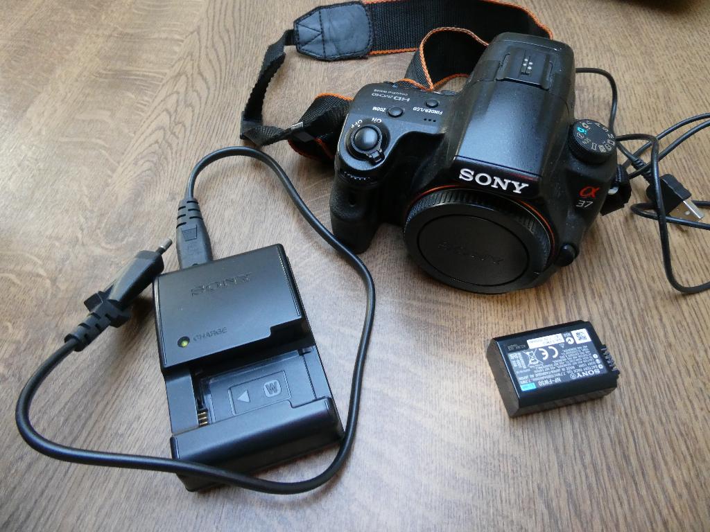 Oplader + batterij Sony A37, Enlèvement, Utilisé, Reflex miroir, Sony