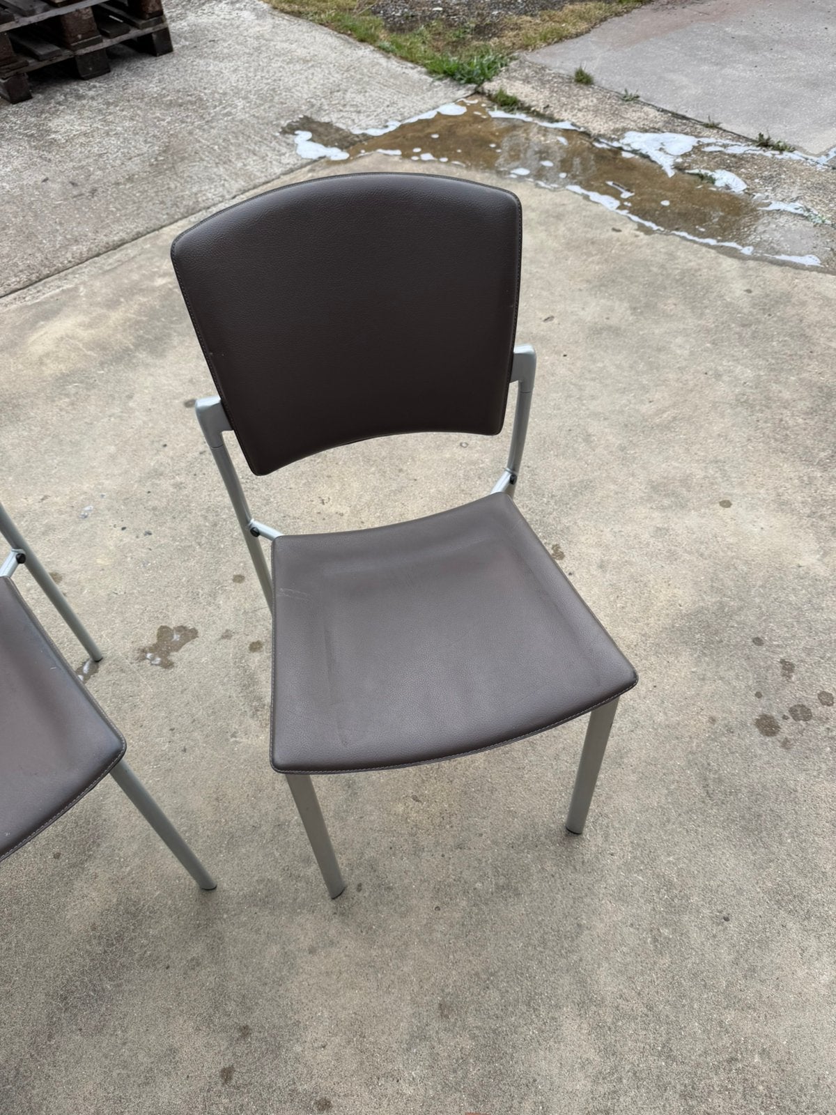 6 Lederen stoelen van Spaans designermerk Enea, Huis en Inrichting, Stoelen, Ophalen, Bruin, Leer, Zo goed als nieuw