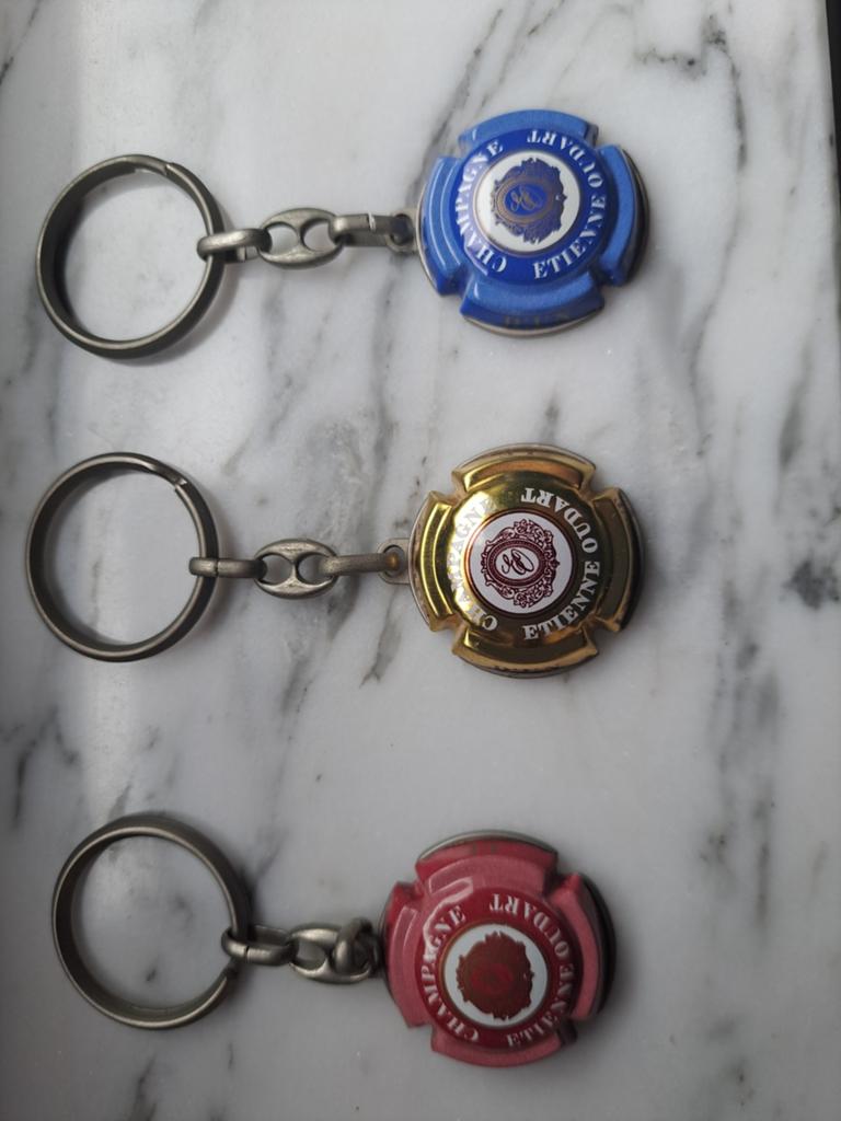 Sleutelhangers met champagnecapsule, Ophalen
