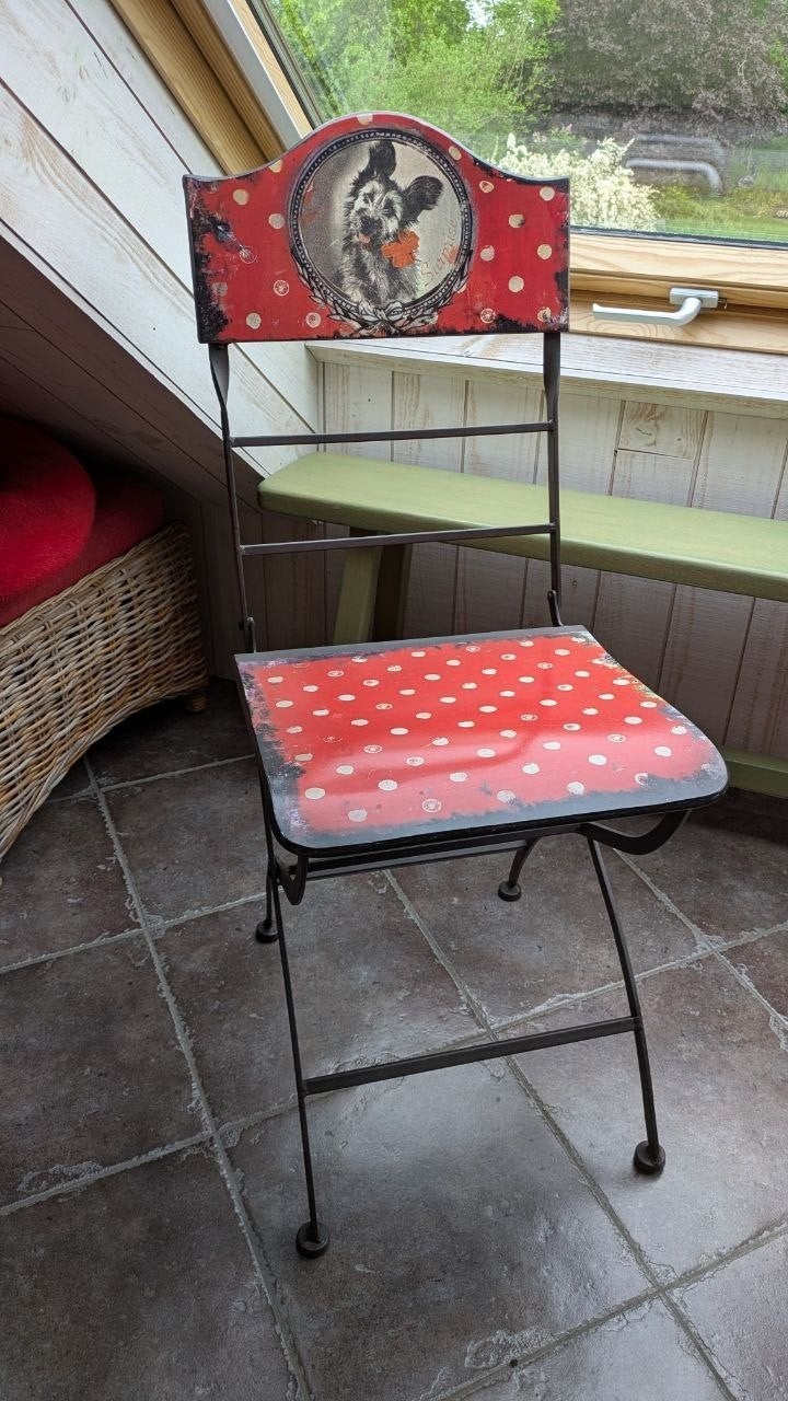 mobillier chaise métallique pliable chien griffon sur fond r, Antiquités & Art, Enlèvement