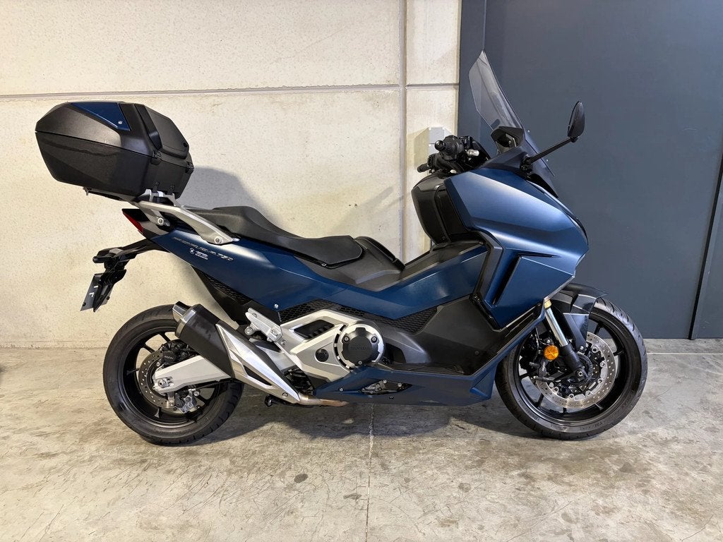 Honda Forza 750 met Honda Topcase (btw moto) (bj 2023), Motoren, 750 cc, Scooter, Bedrijf, Meer dan 35 kW