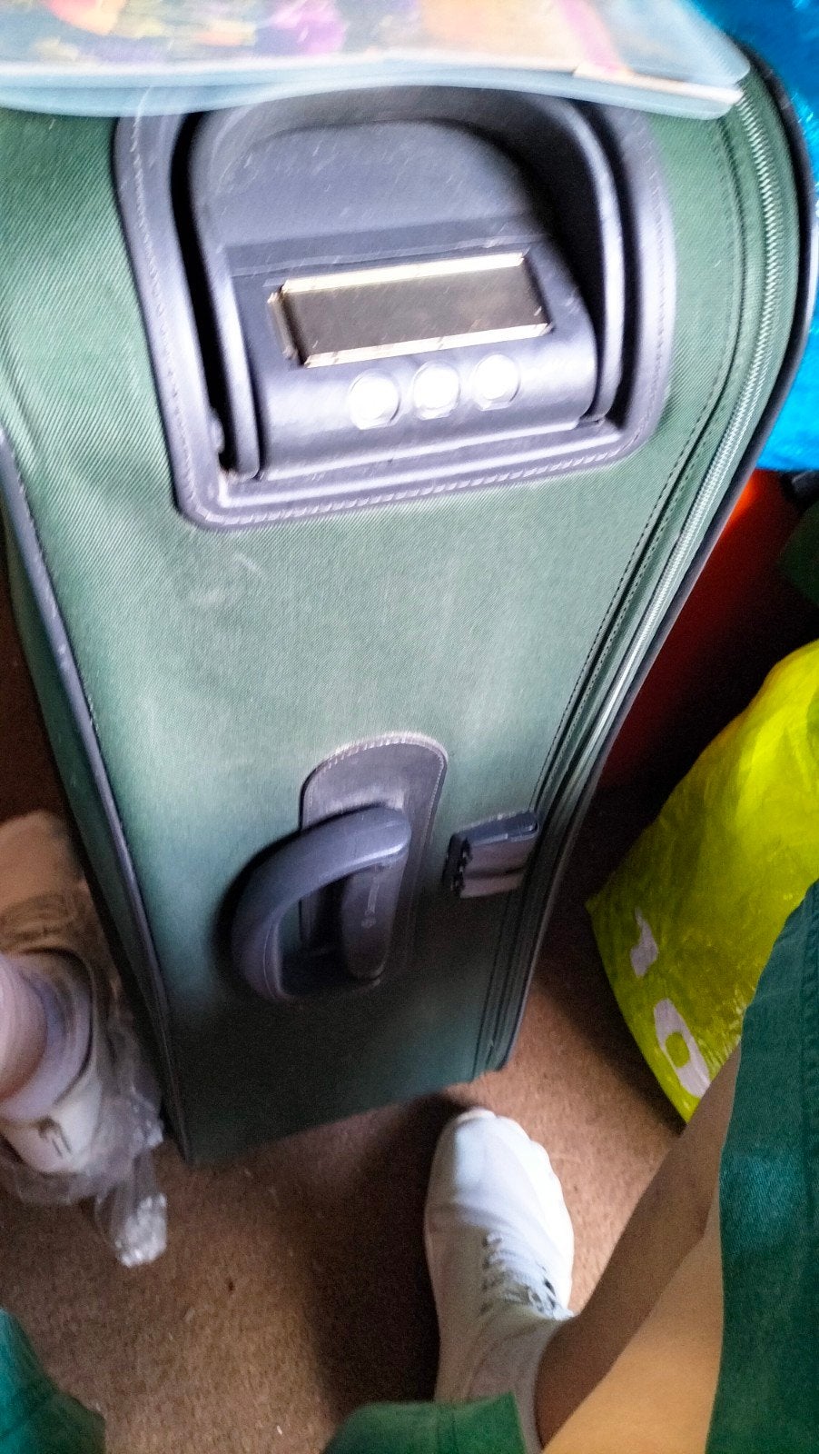 4 grandes valises neuves, Enlèvement