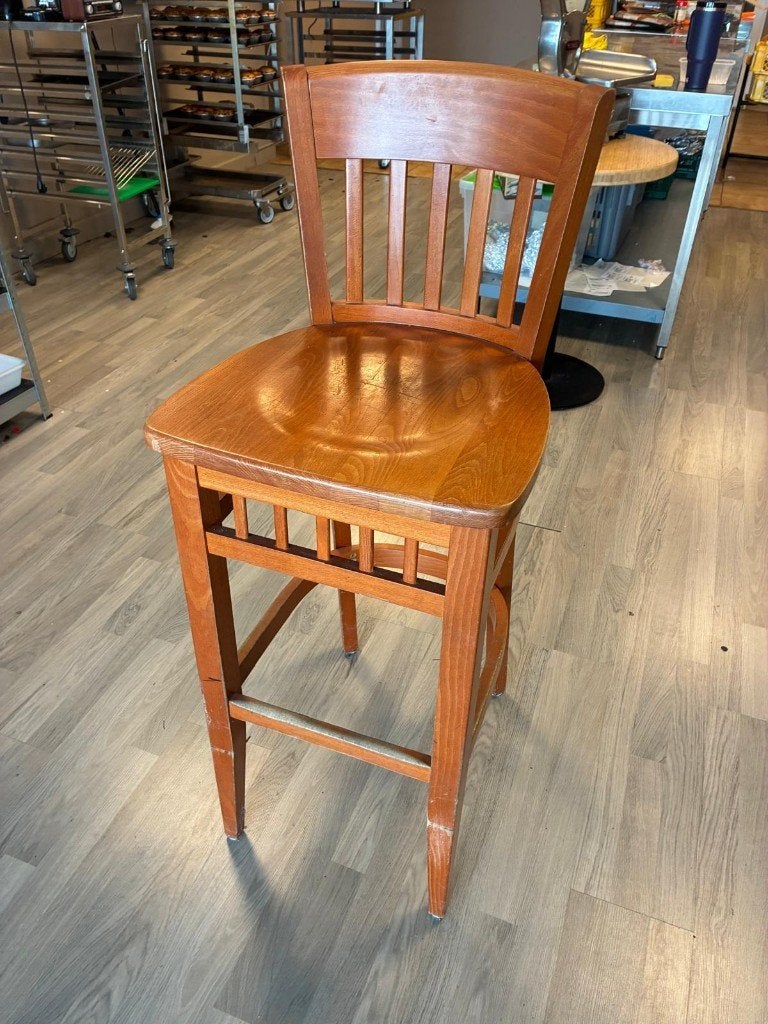 Set van 2 Houten Barstoelen / Barkrukken met Rugleuning, Huis en Inrichting, Barkrukken, Ophalen, Gebruikt, Met voetsteun, Hout