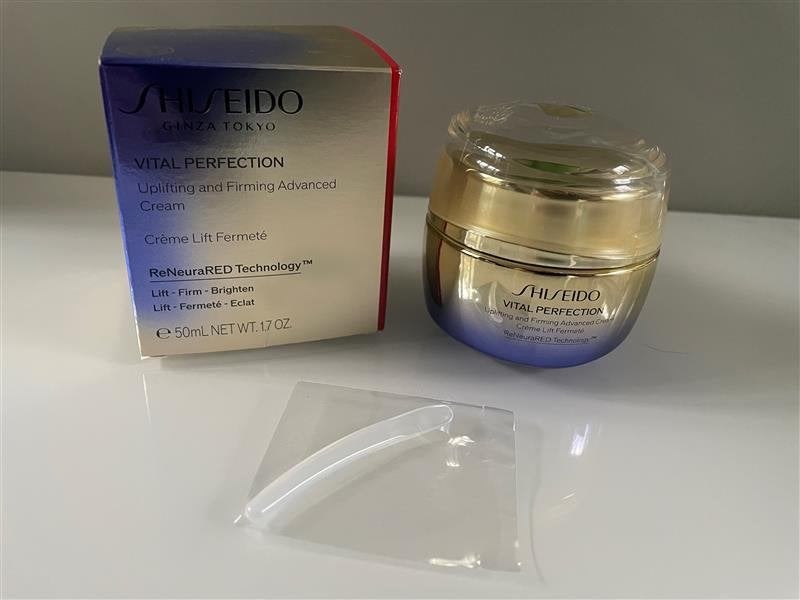 Shiseido Vital perfection, Handtassen en Accessoires, Ophalen of Verzenden, Nieuw, Gehele gezicht, Verzorging