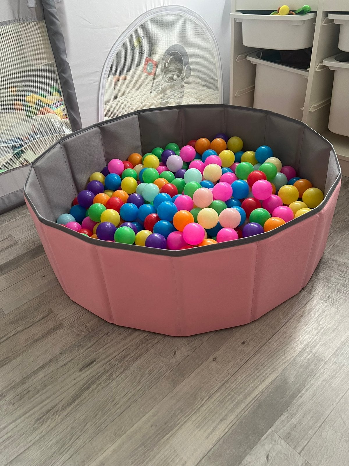 Opvouwbare roze ballenbak + kleurrijke ballen, Enlèvement, Comme neuf, Garçon ou Fille