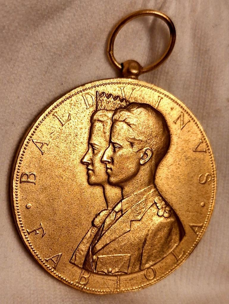   Zware Goudkleurige Landbouwmedaille Vilvoorde – Boudewij, Postzegels en Munten, Penningen en Medailles, Ophalen of Verzenden