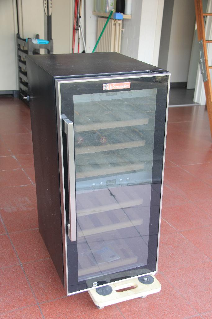 Wijnklimaatkast La Sommeliere, Zonder vriesvak, Zo goed als nieuw, Ophalen, 85 tot 120 cm