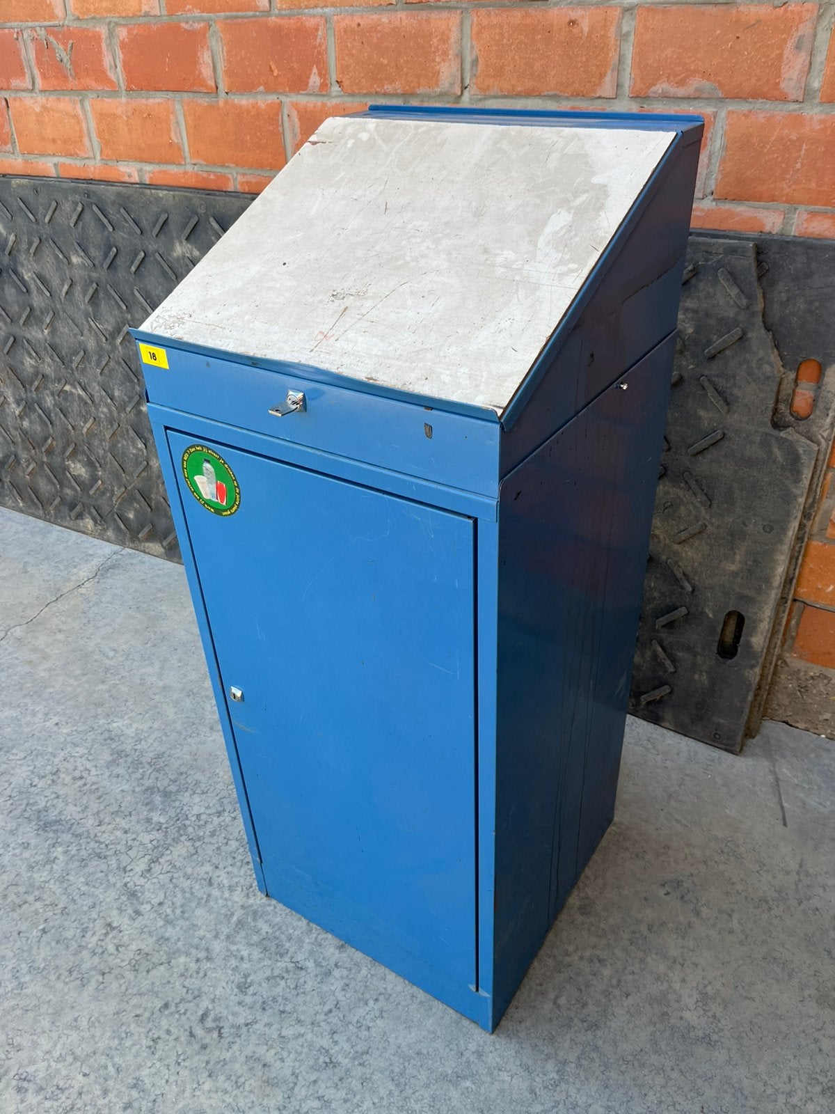 Metalen kast, Ophalen, Gebruikt