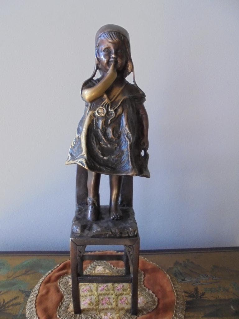 Bronzen beeld Meisje op stoel, Antiek en Kunst, Kunst | Beelden en Houtsnijwerken, Ophalen of Verzenden, Brons, 20 - 50 cm, Beeld