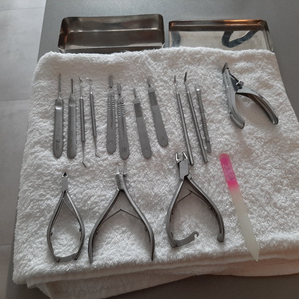 Pedicure instrumenten met doosje, Sport en Fitness, Gezondheidsproducten en Wellness, Ophalen, Gebruikt, Lichaamsverzorging