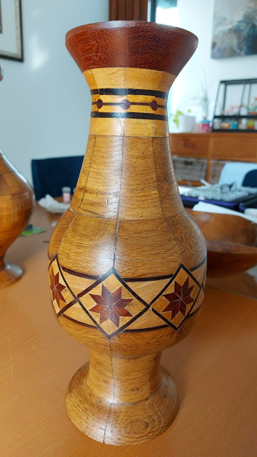 Handgemaakte houten vaas, Enlèvement