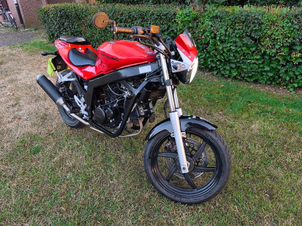 2013 HYOSUNG GT 125 VUURROOD IN GOEDE STAAT, Motos, Occasion, Permis Moto A1 minimum, 2 cylindres, Particulier