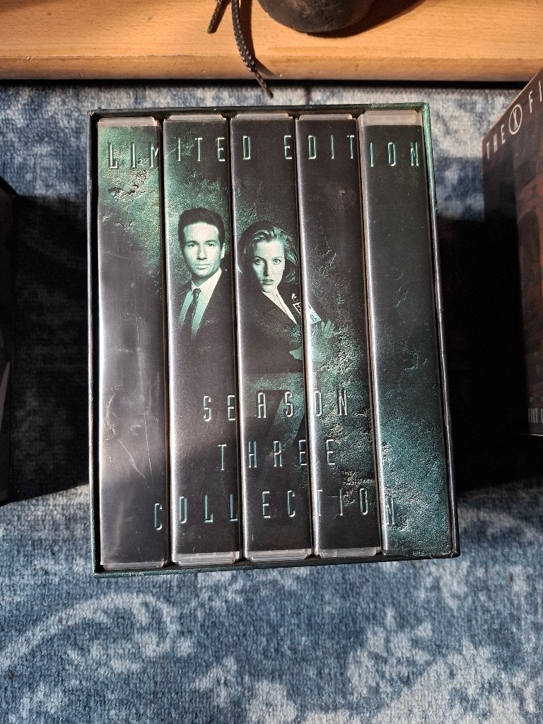 vhs - the x-files - ltd season 3 - 5 vhs box, Cd's en Dvd's, VHS | Documentaire, Tv en Muziek, Engels, Boxset, Ophalen of Verzenden