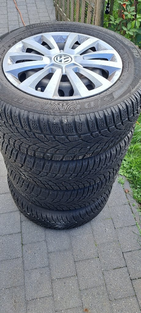 Winterbanden 215/60/R 16 met vw wieldoppen, Ophalen, 16 inch, Banden en Velgen, Winterbanden