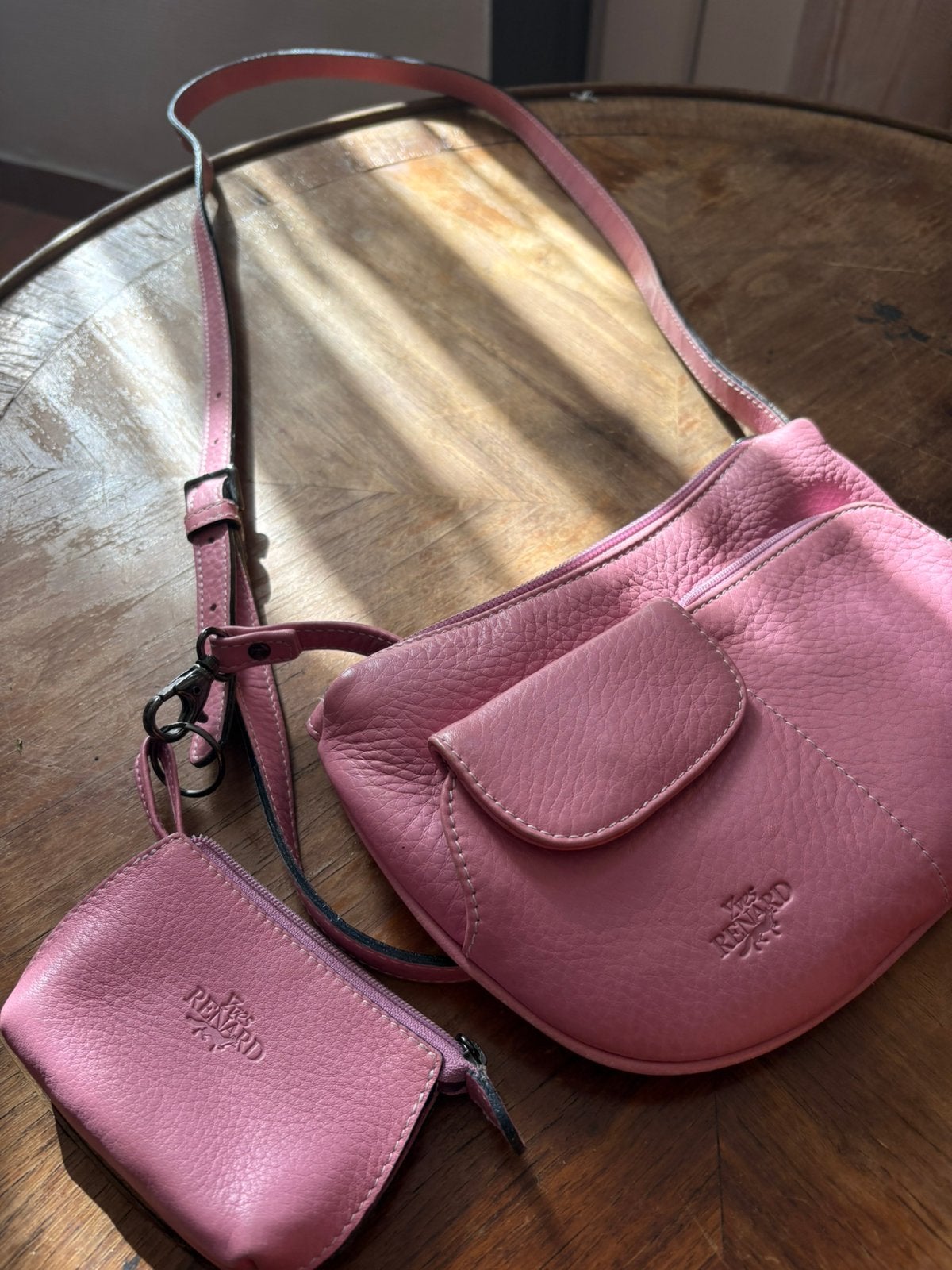 Ensemble sac bandoulière et mini-pochette en cuir rose, Enlèvement ou Envoi, Comme neuf, Rose, Cuir