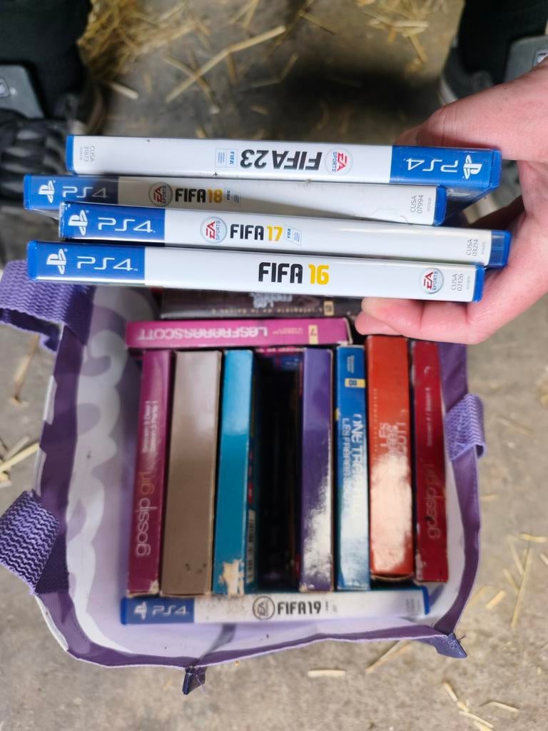 FIFA ps4-spelset en seriedoos, Games en Spelcomputers, Ophalen