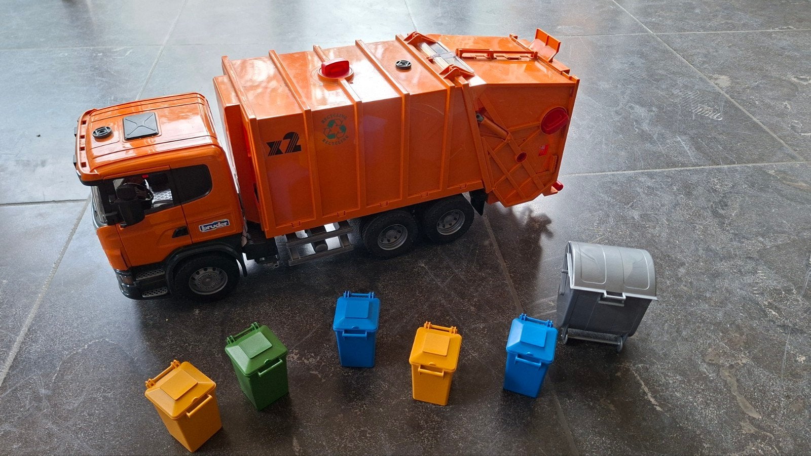 Bruder vuilniswagen met toebehoren, Ophalen, Zo goed als nieuw