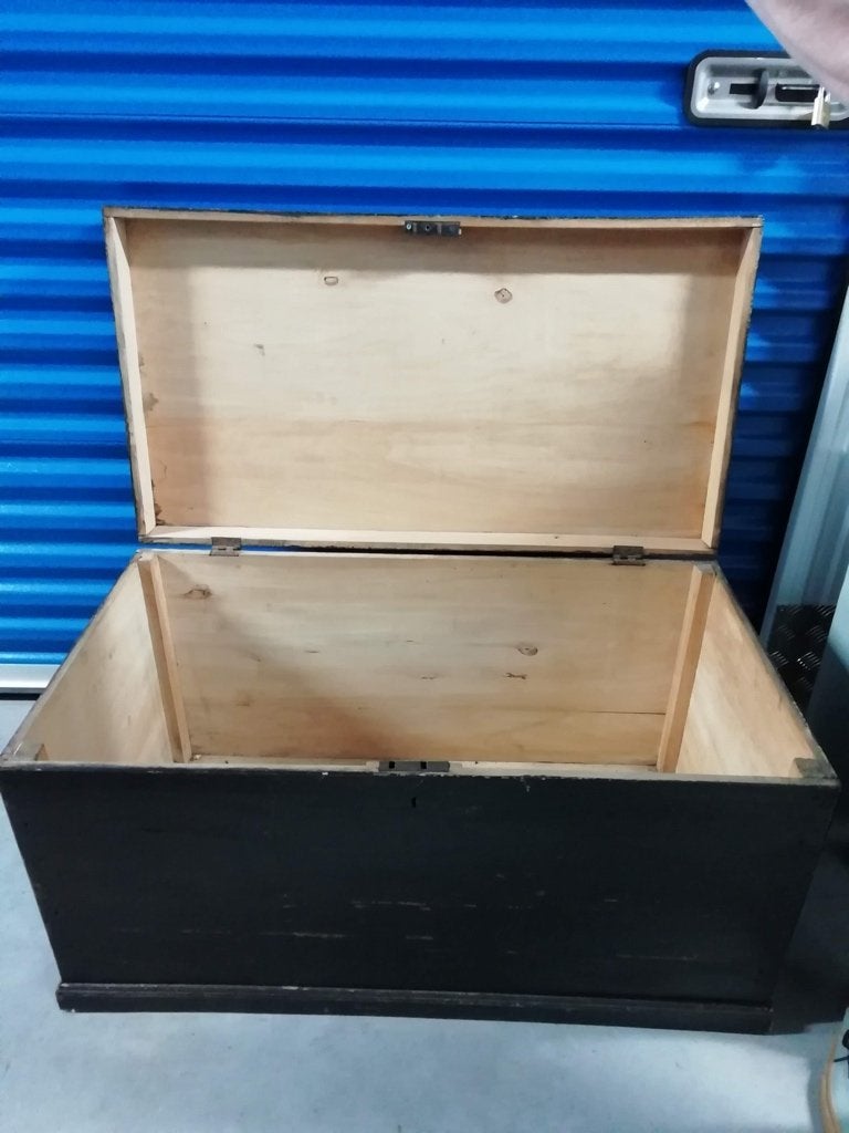 Coffre noir en bois blanc, Enlèvement, Utilisé