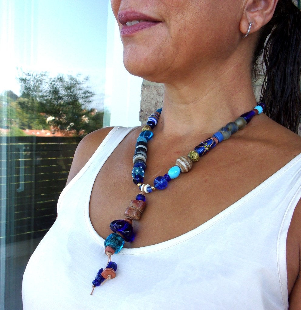 Ketting voor dames in keramiek en blauwe Afrikaanse kralen, Handtassen en Accessoires, Kettingen, Met hanger, Blauw, Nieuw, Ophalen of Verzenden