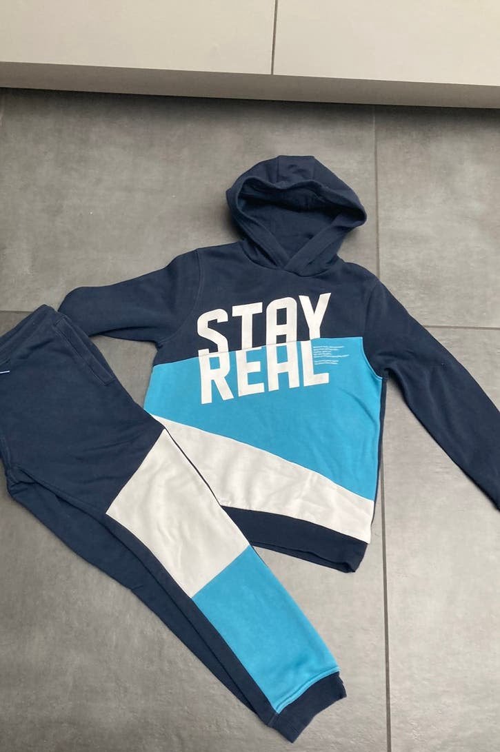 404: blauwe jogging Stay Real maat 146/152, Kinderen en Baby's, Ophalen of Verzenden, Zo goed als nieuw, Jongen of Meisje, Sport- of Zwemkleding