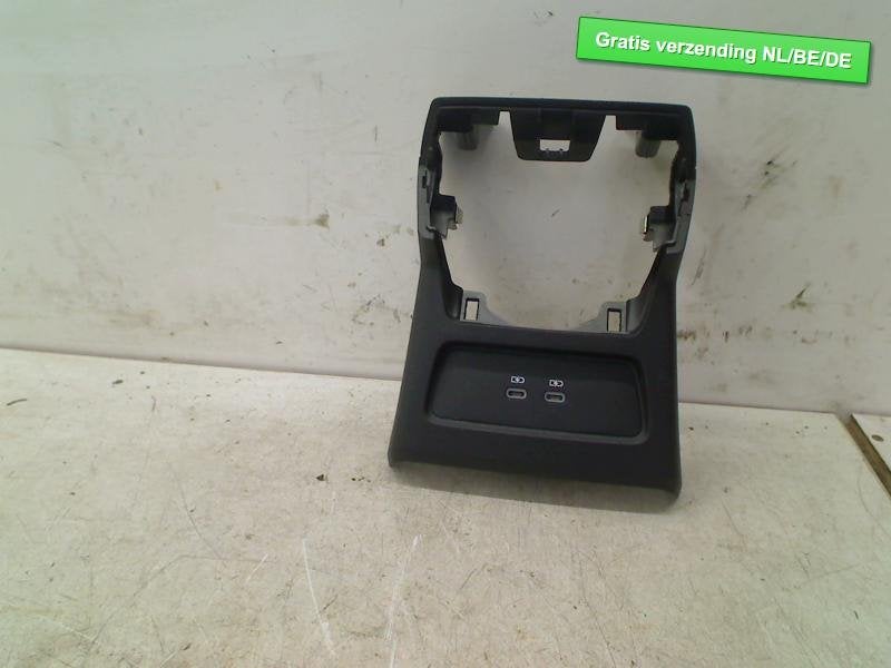 USB HUB Audi A3 Allstreet (8YJ) (01-2022/-) (8Y0864376G), Auto-Union-Straße  1,
85057  Ingolstadt, DE, Info@audi.de, Audi, Utilisé