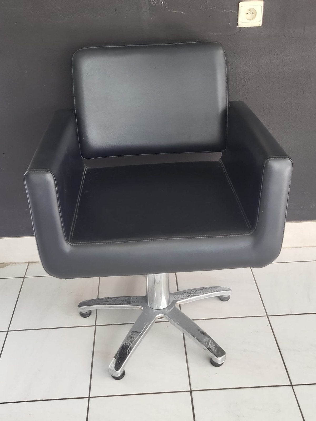 2 kappersstoelen, Ophalen, Zo goed als nieuw