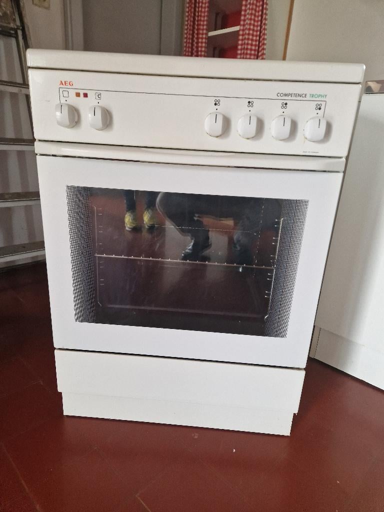 une cuisinière vitrocéramique, Electroménager, 85 à 90 cm, 4 zones de cuisson, Plaque chauffante, Céramique