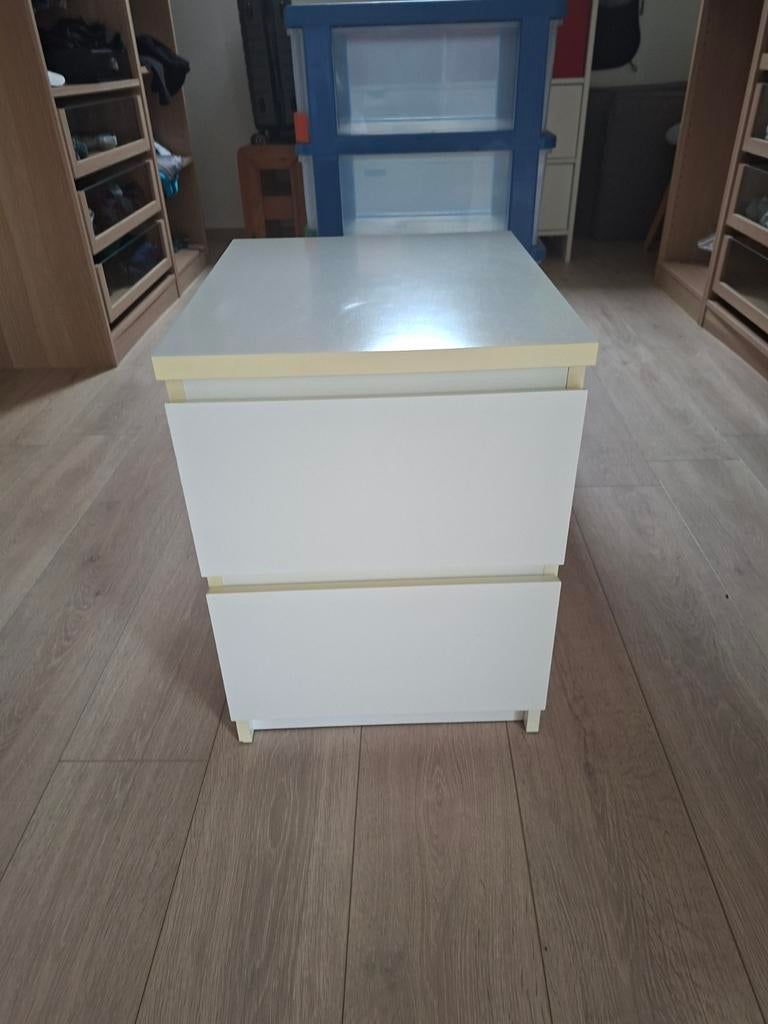 Table de nuit MALM IKEA. Bon état