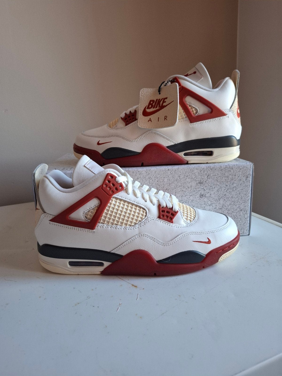 BIKE AIR x Nigel Sylvester x Air Jordan 4 'brique après briq, Neuf, Enlèvement ou Envoi, Blanc, Jordan (Nike)