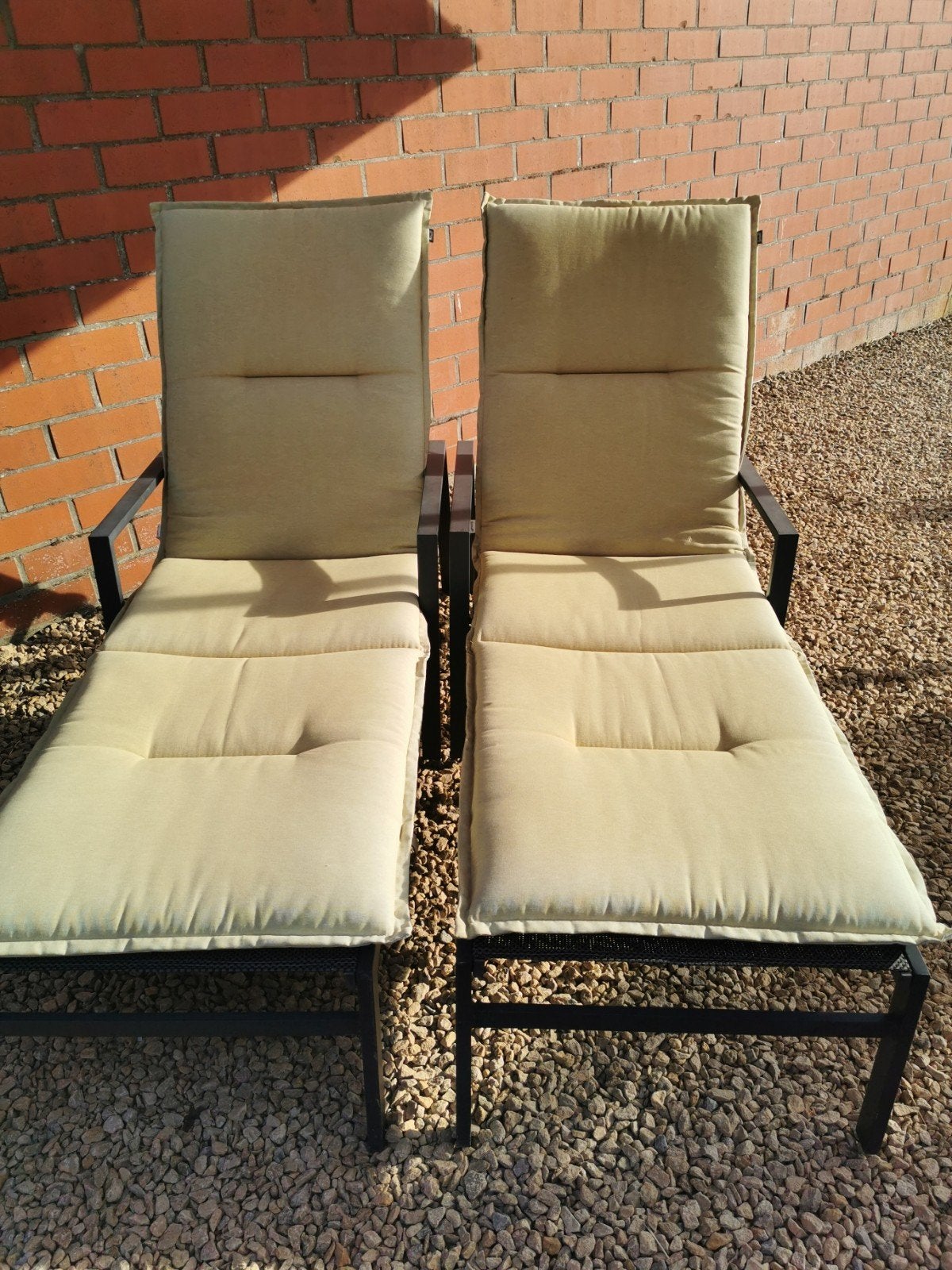 Twee antraciet kleurige aluminum ligbedden met kussens., Tuin en Terras, Ligbedden, Ophalen, Zo goed als nieuw, Aluminium, Verstelbaar