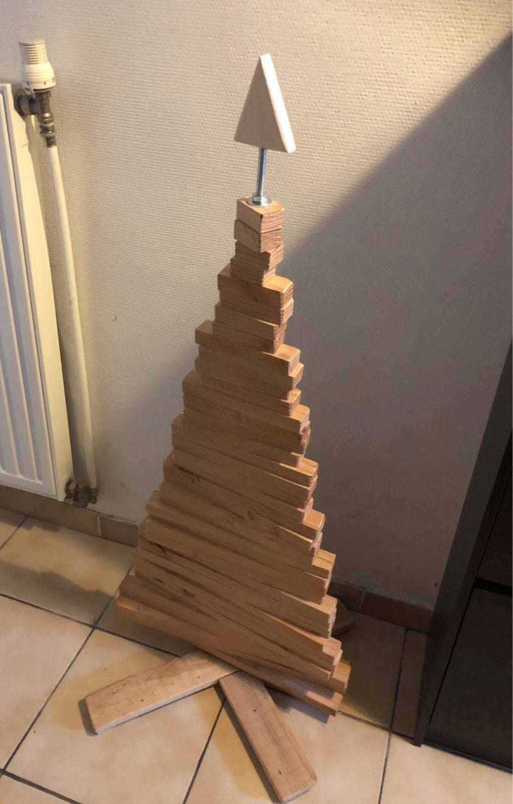 Mooie houten kerstboom met voet, Diversen, Kerst, Ophalen, Zo goed als nieuw