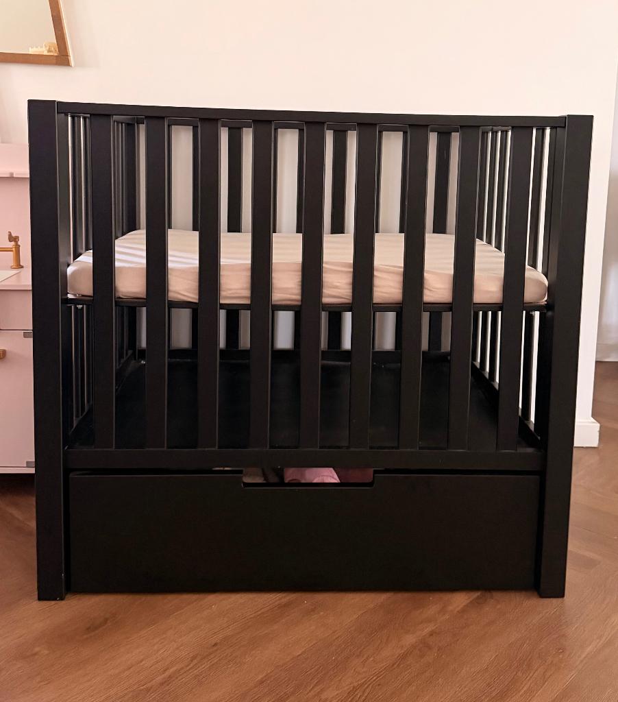 Europe Baby Mees Box Met Lade Mat Zwart, Enfants & Bébés, Parcs, Comme neuf, Carré, Réglable en hauteur, Tapis de parc, Tiroir