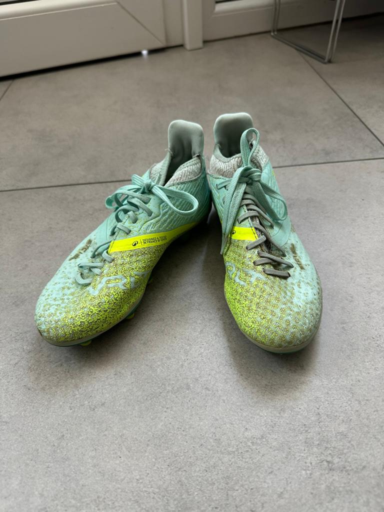 Voetbalschoenen  Merk Kipsta gekocht bij Decathloon maat 33, Sport en Fitness, Voetbal, Ophalen, Zo goed als nieuw