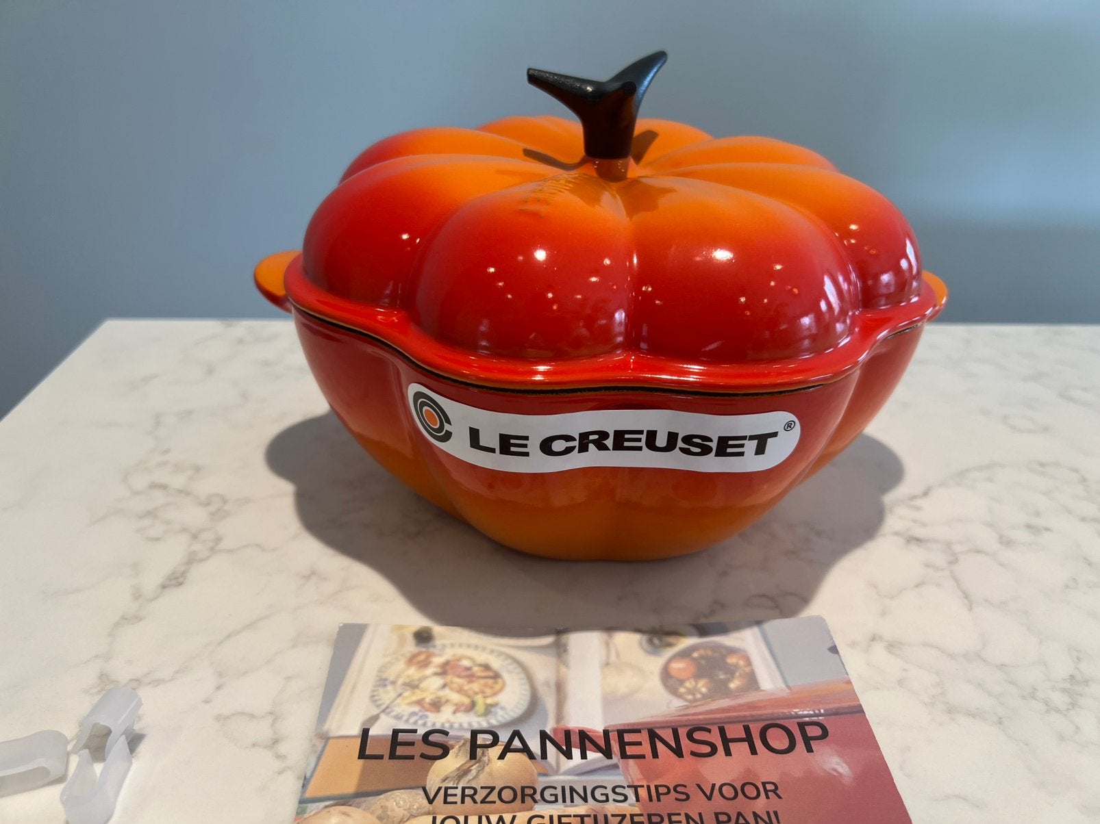Nouveau Potiron vulcanique Le Creuset 22 cm avec boîte, Neuf, Enlèvement ou Envoi, Compatible induction, Le Creuset