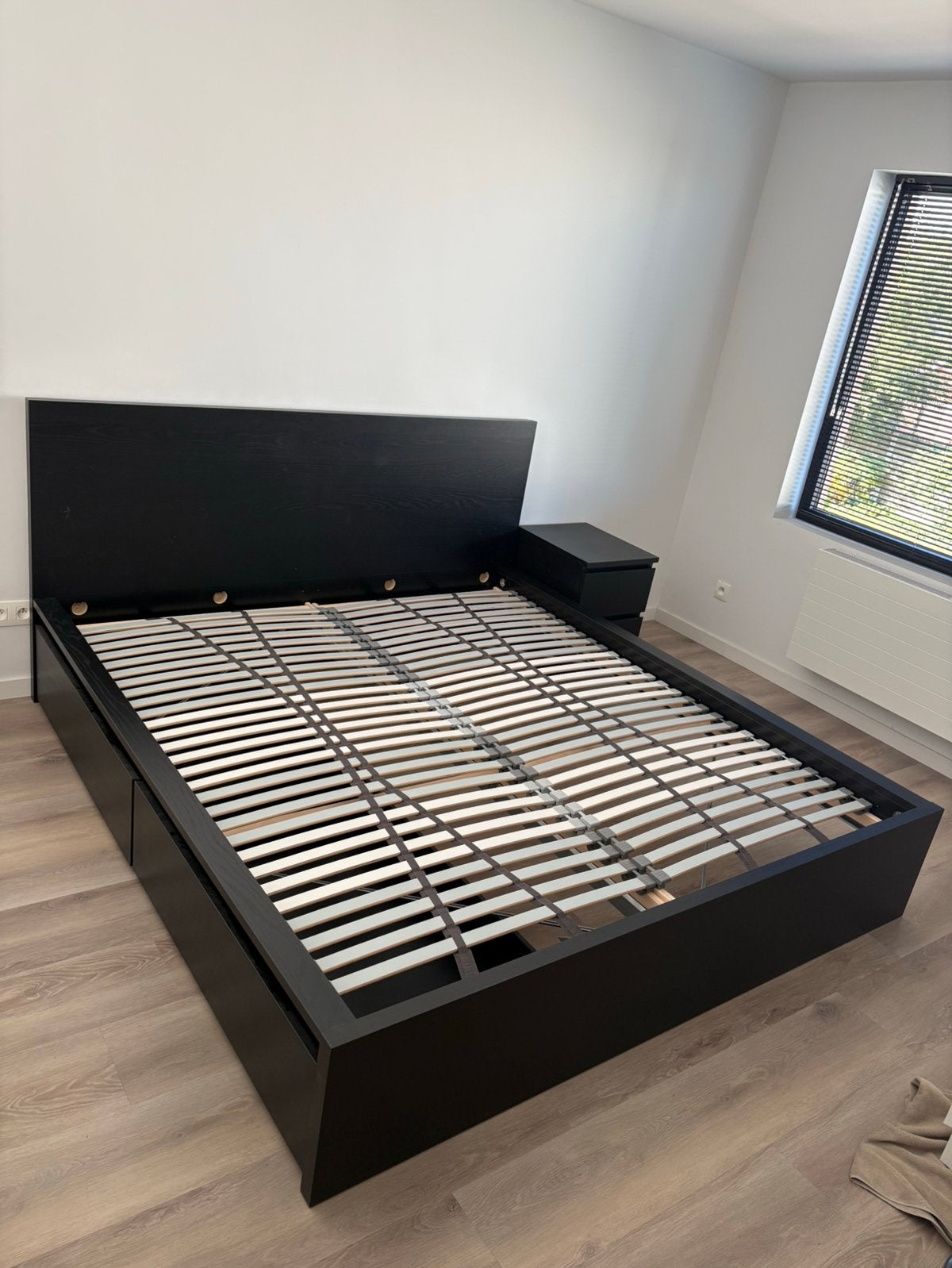 Bed 180x200 + 2 lattenbodems 90x200 + nachtkastje + bedlades, Huis en Inrichting, Ophalen, Zo goed als nieuw, Zwart, 200 cm