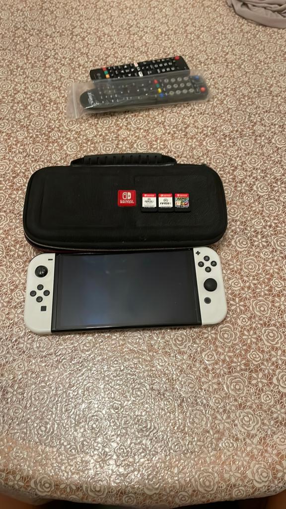 Nintendo Switch, Games en Spelcomputers, Met games, Met 2 controllers, Zo goed als nieuw, Switch OLED