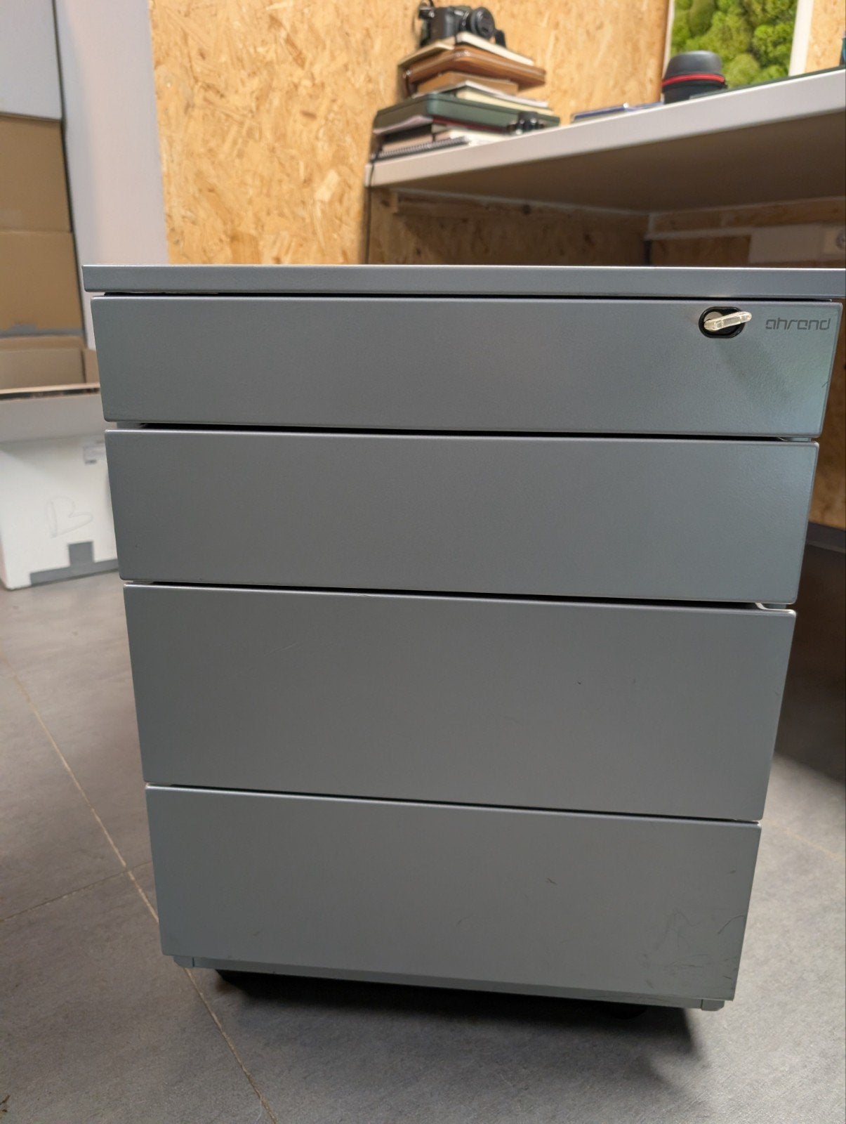 Aluminium bureaulade op wielen (Ahrend)., Ophalen