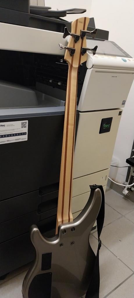Yamaha trbx 304, Muziek en Instrumenten, Ophalen