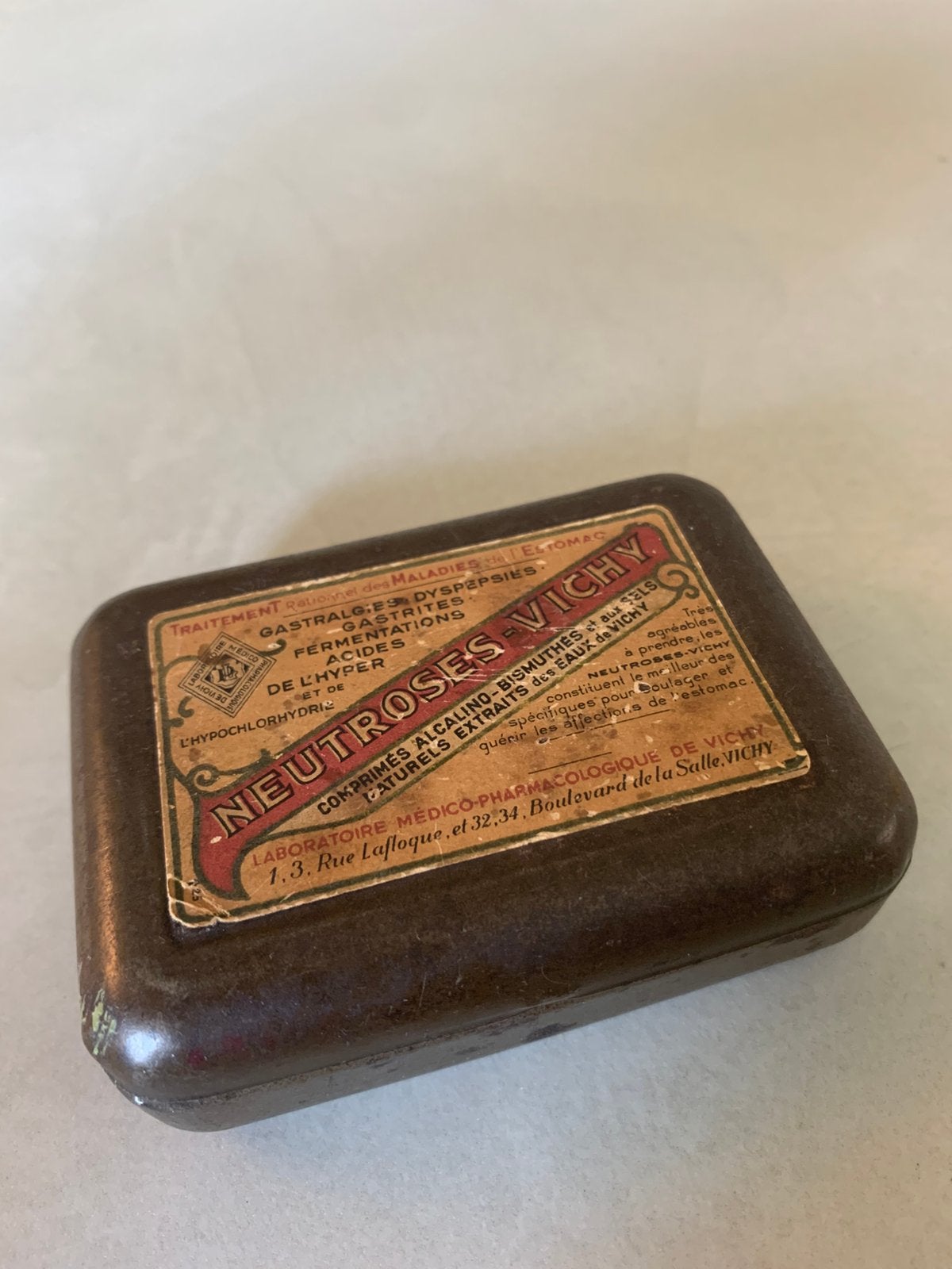 Ancienne pharmacie française en Neutroses-Vichy — Vers 1930, Collections, Boîte en métal, Comme neuf, Enlèvement ou Envoi