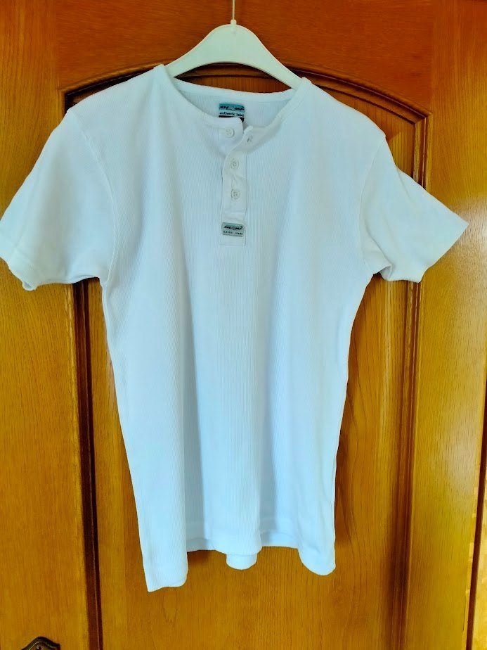 Wit T-shirt,ronde hals met knoopjes,korte mouwen,maat:L., Kleding | Heren, T-shirts, Maat 52/54 (L), Nieuw, Ophalen of Verzenden