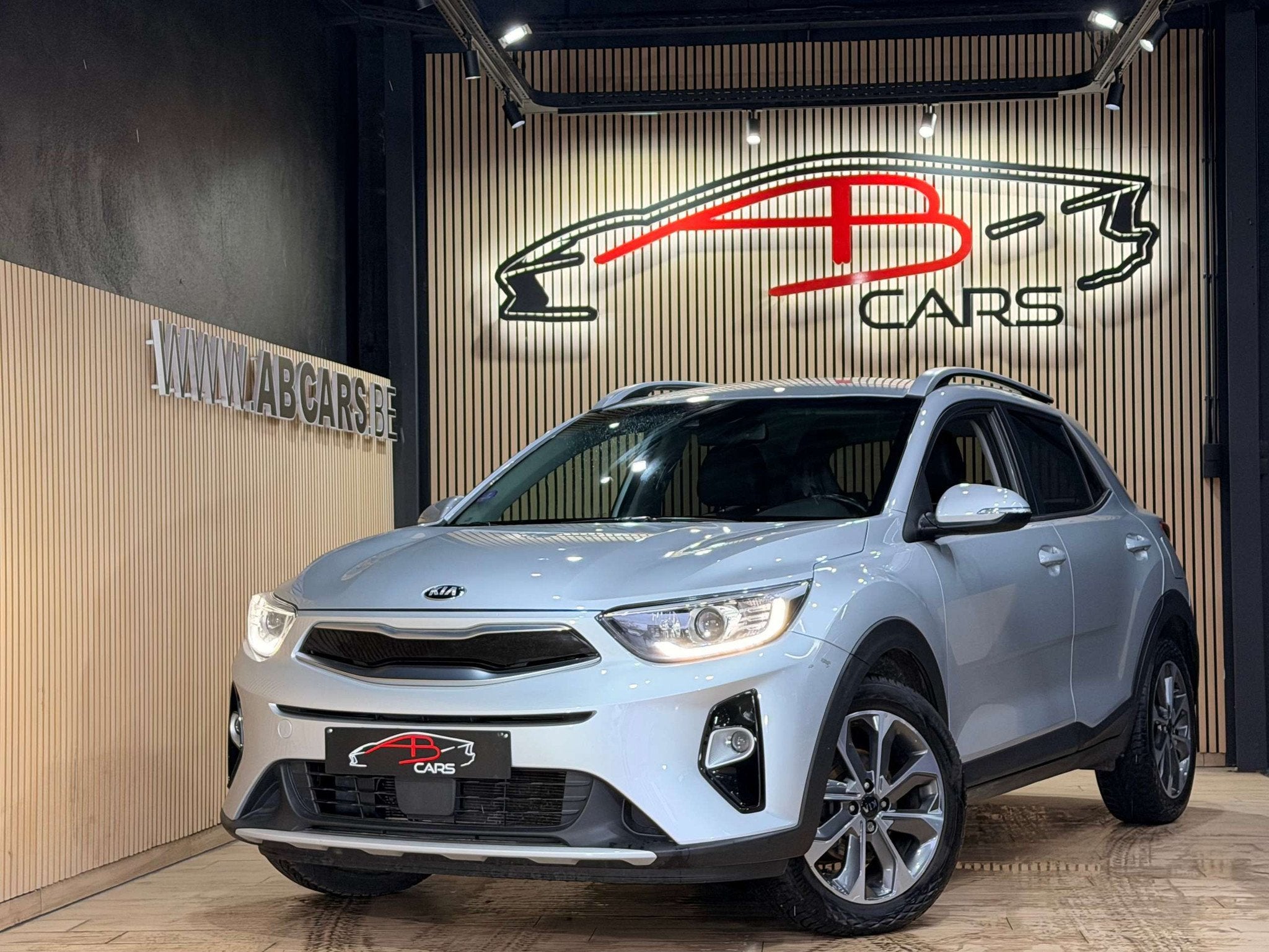 Kia Stonic 1.4i * GARANTIE 12 MOIS * 1ER PROP *, Autos, Kia, Cuir, Achat, Euro 6, Entreprise
